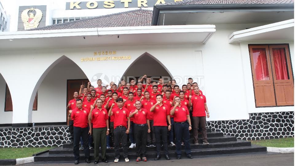 Skuat PS TNI berfoto bersama usai launching tim.
